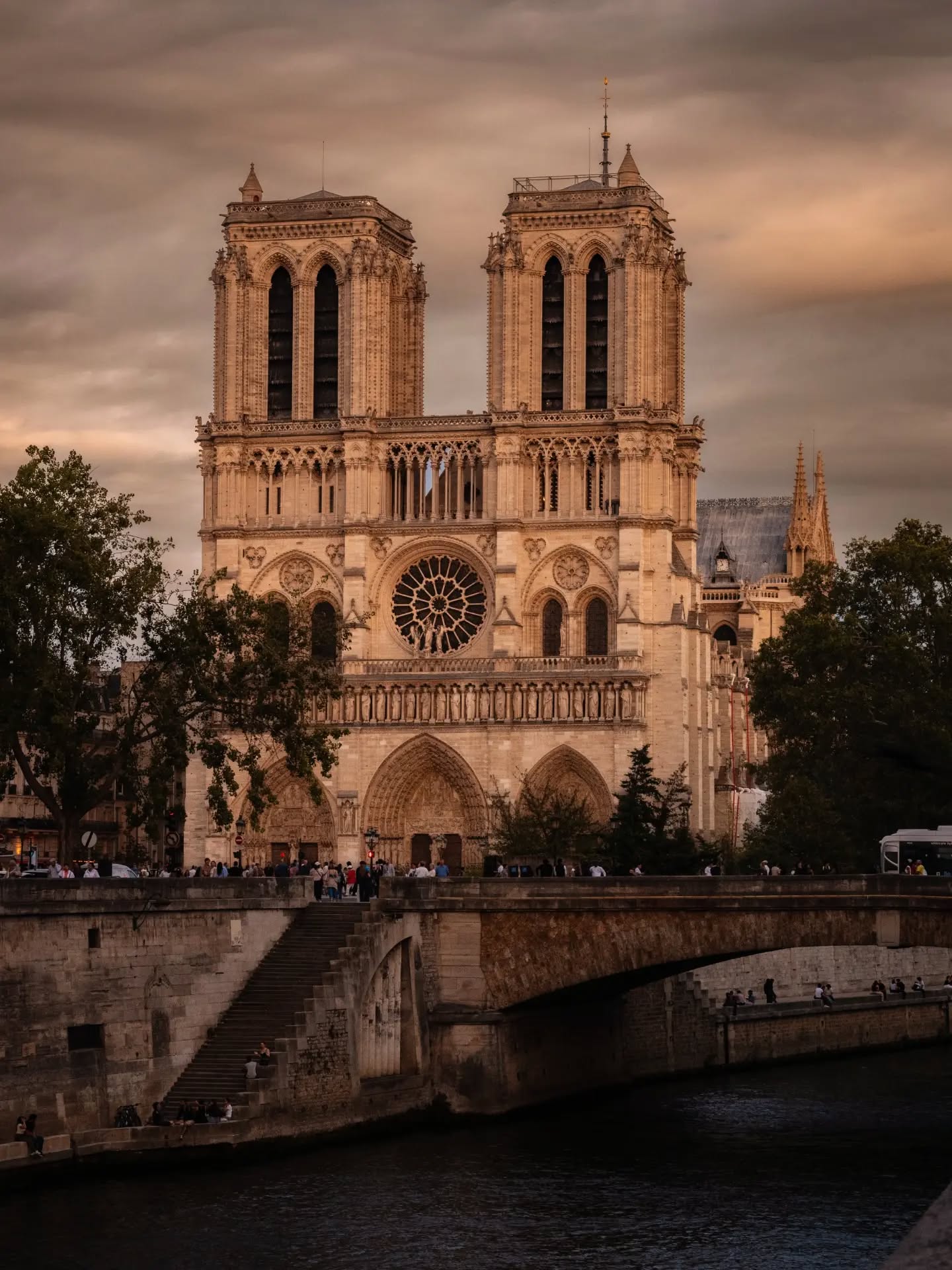 Il giorno finisce in un tramonto dai colori incerti, mentre gli ultimi raggi di sole s'infrangono sulla facciata di Notre-Dame.
•
•
•
#notredamedeparis #sunsetinparis #frammentidiparigi #parisjetaime #parigi