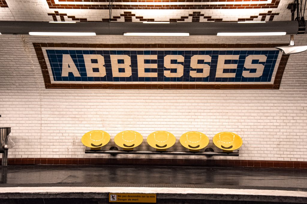 Binario del métro, stazione di Abbesses, sedie gialle