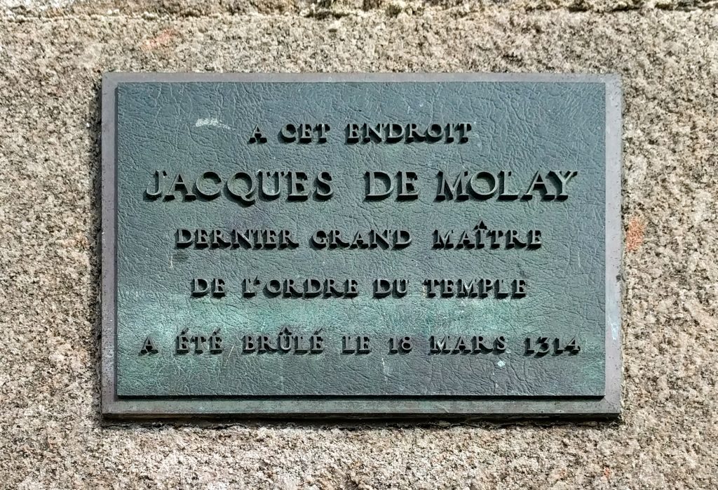 La lapide che commemora la morte di Jacques de Molay
