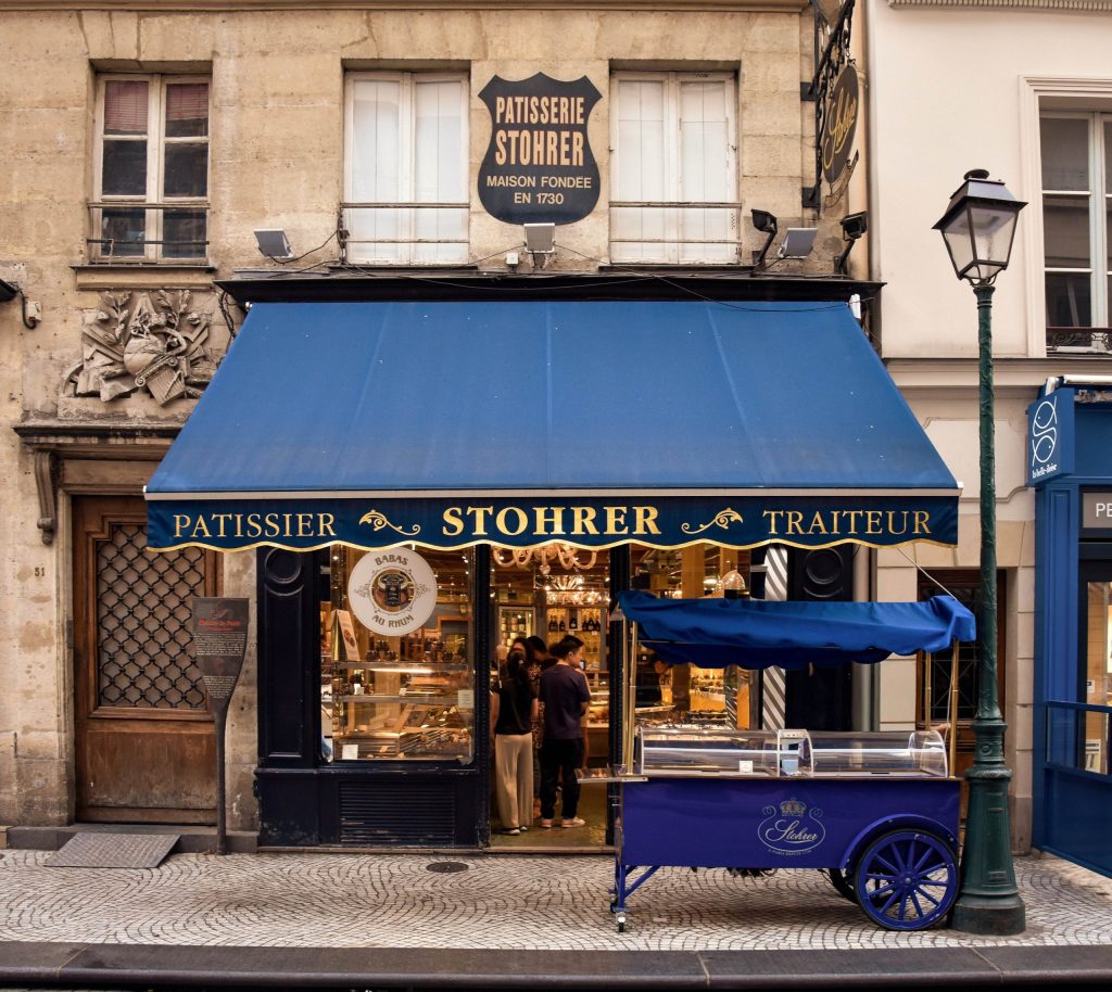 L'ingresso della pasticceria Stohrer in rue Montorgueil, sede storica scelta dal pasticcere della regina nel 1730