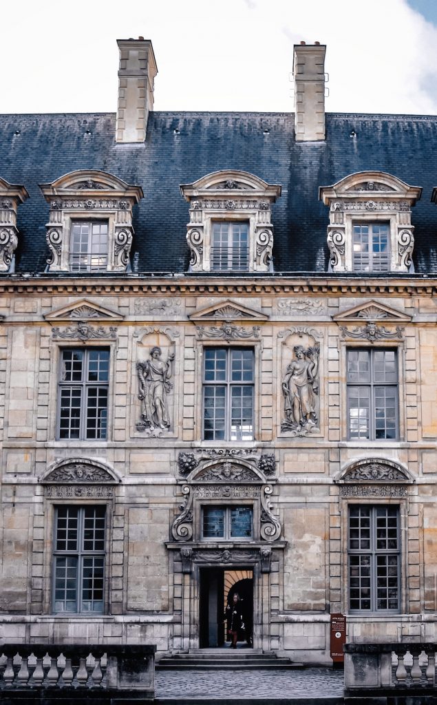Dettagli della facciata su giardino dell'Hôtel de Sully