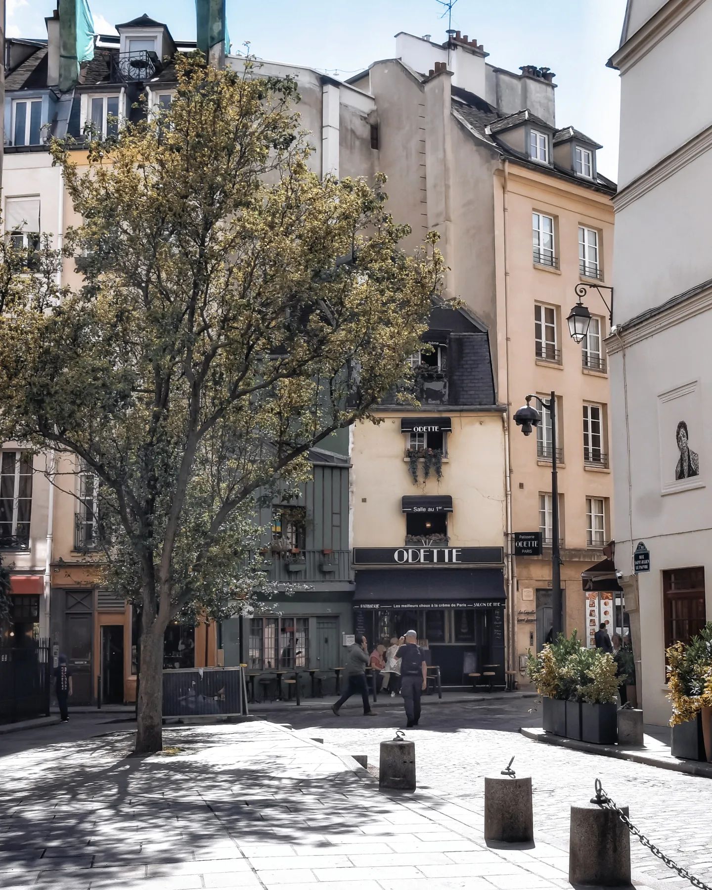 Eccomi di nuovo in rue de la Bûcherie 😊 Che faccio, non giro in rue Saint-Julien-le-Pauvre? Mais bien sûr que oui!
Secondo voi, dove sto andando? 🤔 
Vi do un indizio: è pomeriggio e ho fame 😉
Indovinato? 😂  Bonne journée les amis 🤗
•
•
•
#vivreparis #paris #wheninparis #citybestview #seemyparis #parissecret #theprettycities #hello_france #visitparis #thisisparis 
#parisjetaime #parismonamour #prettylittleparis #chouette_paris
#myparisianlife 
#parigi #hello_paris #parismaville #secretsdeparis #parisobviously 
#frammentidiparigi #divine_worldplaces #parisblog #parisbyday #parisincredible
#igersparis #igersfrance #mylittleparis 
#instaparis