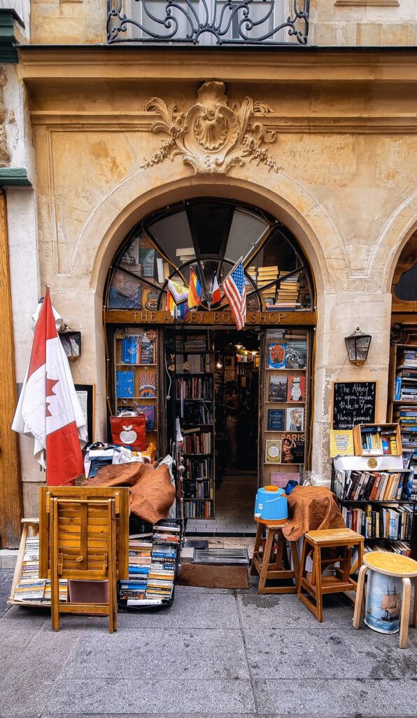 L'ingresso ingombro di libri del The Abbey bookshop