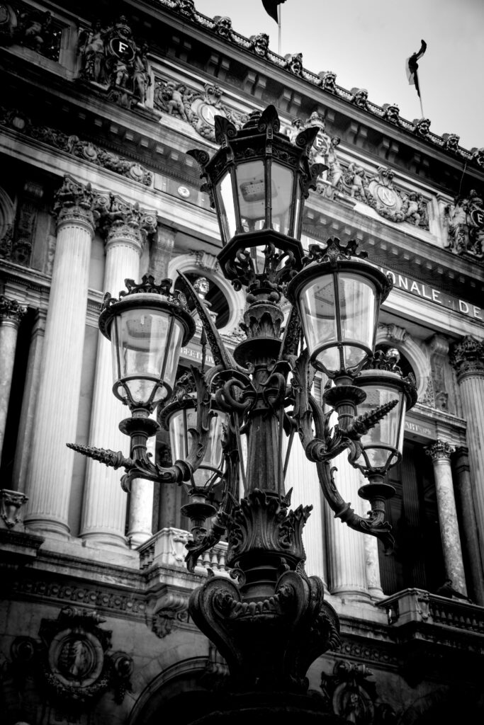 Lampione a cinque bracci davanti all'ingresso de l'Opéra