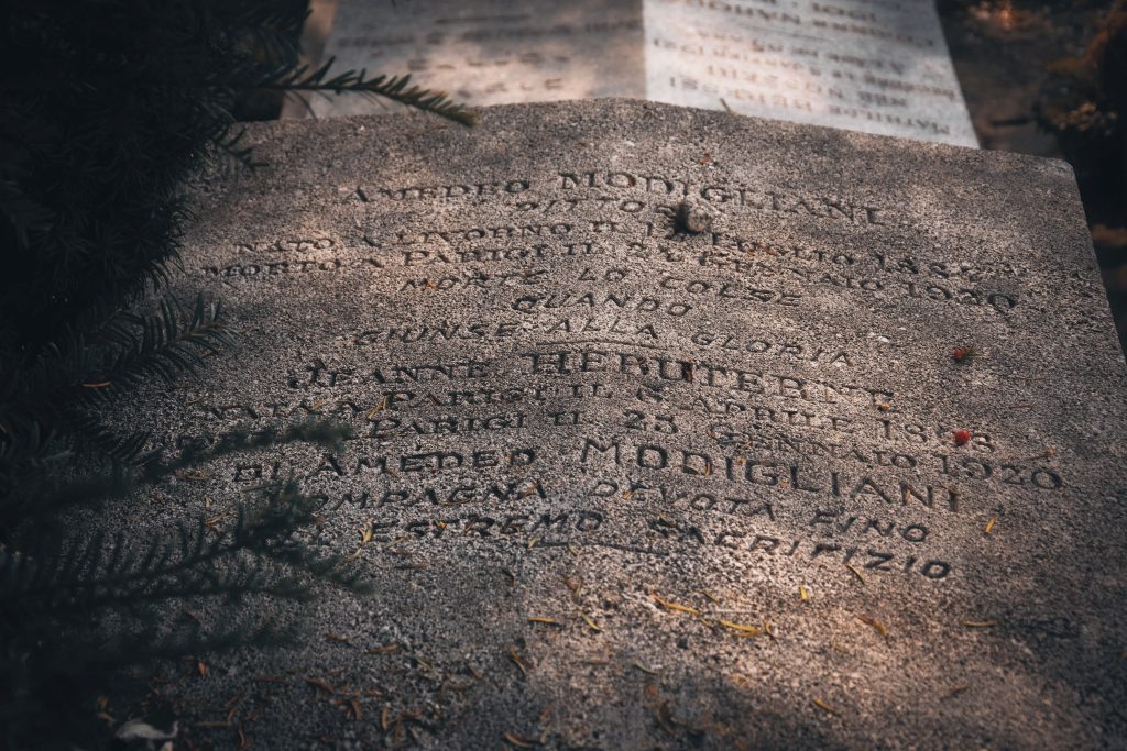 La lapide della tomba di Amedeo Modigliani in un vialetto defilato del Père Lachaise